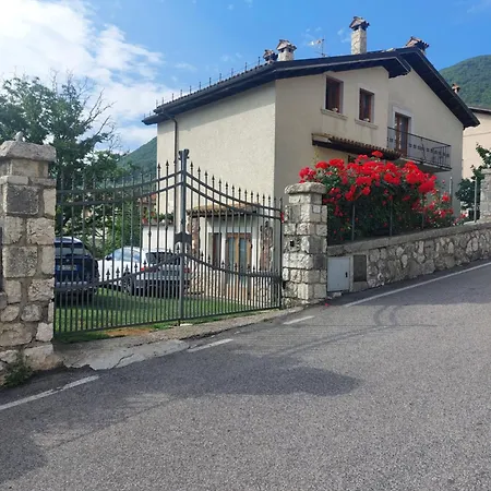 A Due Passi Dai Lupi