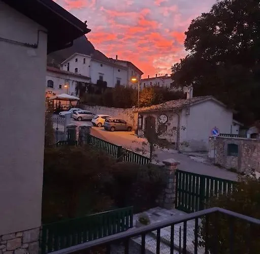 A Due Passi Dai Lupi בית נופש