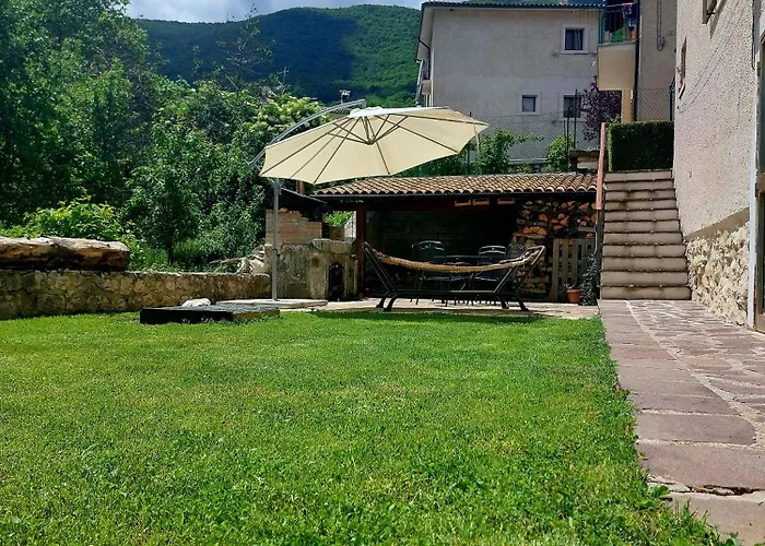 בית נופש A Due Passi Dai Lupi צ'יביטלה אלפדנה