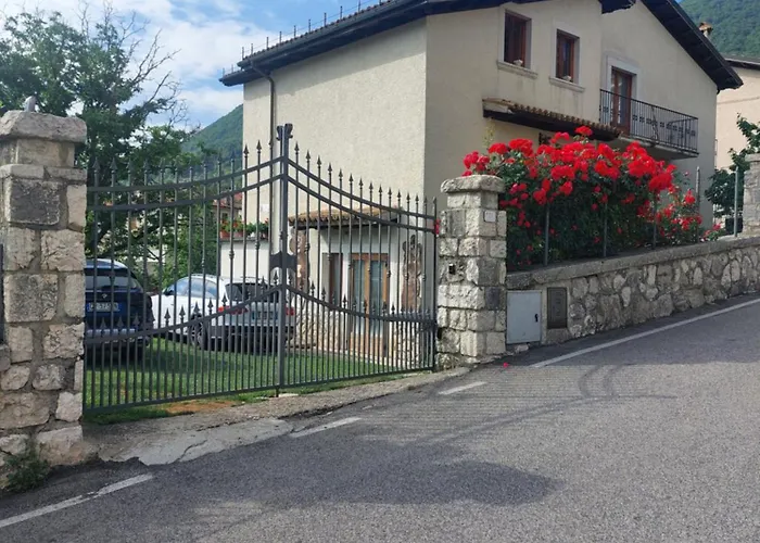 A Due Passi Dai Lupi